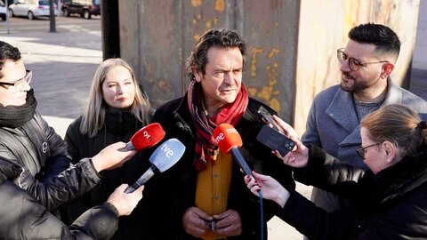 El escultor leonés Amancio González inauguró hoy la obra interactiva ‘Viaje al centro de la tierra’, que define como “un laberinto y atracción de feria” creada con motivo de la XXI edición del Festival Internacional ‘León Vive la Magia’. Fotos: Campillo