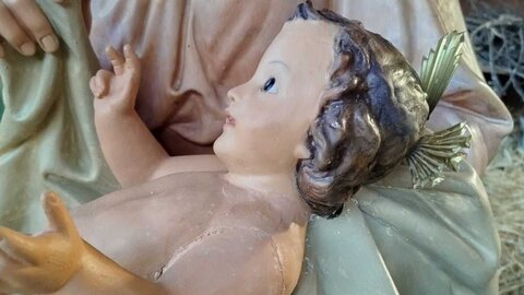 Los maestros del Centro Municipal de Oficios restauran la figura del niño Jesús del belén de la capital tras ser decapitada por unos vándalos.