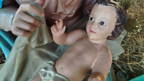 Los maestros del Centro Municipal de Oficios restauran la figura del niño Jesús del belén de la capital tras ser decapitada por unos vándalos.