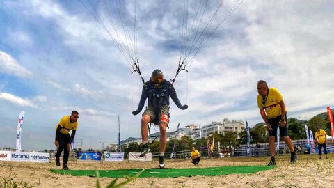 El parapentista leonés Víctor Rodríguez, Moncho, inició hace 20 años de una carrera deportiva que le ha permitido “volar donde nunca se ha hecho” o cruzar España en paramotor. Fotos: Campillo | Moncho