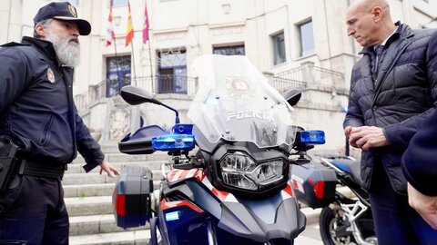 El Ayuntamiento de León ha adquirido un total de 14 nuevas motocicletas para la sección de motoristas del cuerpo de la Policía Local de la ciudad, para lo que ha destinado un montante de 300.000 euros repartido en cuatro años a través de un sistema de renting. Fotos: Campillo