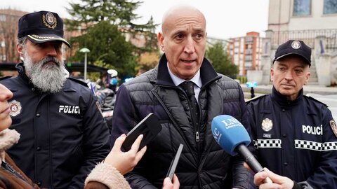 El Ayuntamiento de León ha adquirido un total de 14 nuevas motocicletas para la sección de motoristas del cuerpo de la Policía Local de la ciudad, para lo que ha destinado un montante de 300.000 euros repartido en cuatro años a través de un sistema de renting. Fotos: Campillo