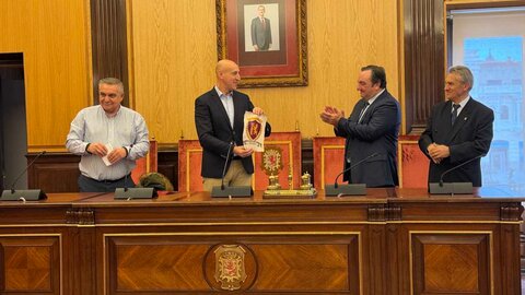 El alcalde de León, José Antonio Diez, ha recibido este sábado a un grupo de antiguos alumnos del Colegio Leonés San Isidoro, que finalizaron sus estudios  en el centro en 1974. Un encuentro que vienen realizando todos los años pero que este tiene un cariz especial, se cumplen 50 años desde que abandonaron el centro tras finalizar COU.