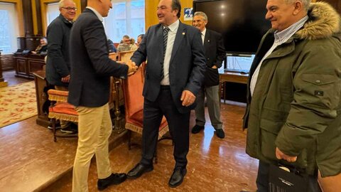 El alcalde de León, José Antonio Diez, ha recibido este sábado a un grupo de antiguos alumnos del Colegio Leonés San Isidoro, que finalizaron sus estudios  en el centro en 1974. Un encuentro que vienen realizando todos los años pero que este tiene un cariz especial, se cumplen 50 años desde que abandonaron el centro tras finalizar COU.