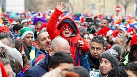 Miles de leoneses participan en la tradicional carrera San Silvestre Ciudad de León.