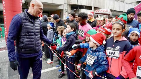 Miles de leoneses participan en la tradicional carrera San Silvestre Ciudad de León.