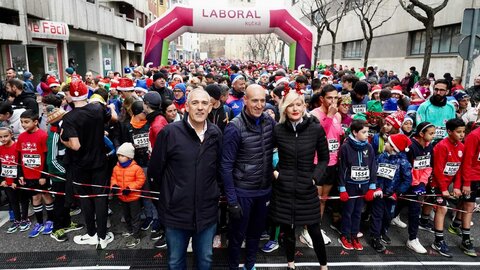 Miles de leoneses participan en la tradicional carrera San Silvestre Ciudad de León.