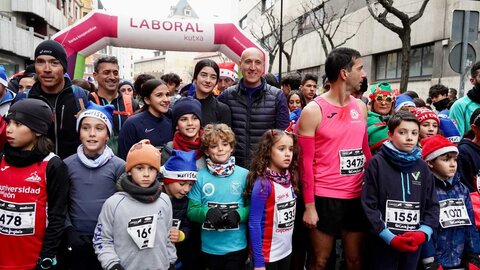 Miles de leoneses participan en la tradicional carrera San Silvestre Ciudad de León.