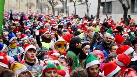 Miles de leoneses participan en la tradicional carrera San Silvestre Ciudad de León.