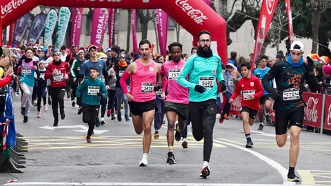 Miles de leoneses participan en la tradicional carrera San Silvestre Ciudad de León.