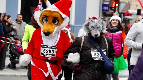 Miles de leoneses participan en la tradicional carrera San Silvestre Ciudad de León.