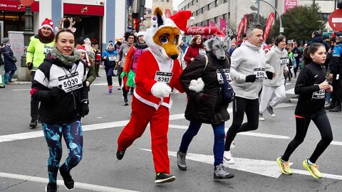 Miles de leoneses participan en la tradicional carrera San Silvestre Ciudad de León.