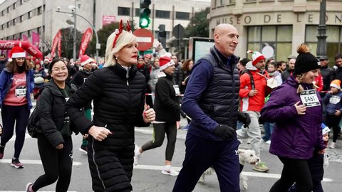 Miles de leoneses participan en la tradicional carrera San Silvestre Ciudad de León.