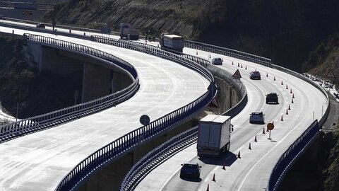 El ministro de Transportes y Movilidad Sostenible, Óscar Puente, preside la puesta en servicio del nuevo viaducto de ‘El Castro’ de la A-6, sentido A Coruña, y la apertura del segundo carril de la calzada sentido Madrid. También asiste el presidente de la Junta de Castilla y León, Alfonso Fernández Mañueco. Fotos: César Sánchez