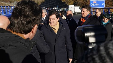 El ministro de Transportes y Movilidad Sostenible, Óscar Puente, preside la puesta en servicio del nuevo viaducto de ‘El Castro’ de la A-6, sentido A Coruña, y la apertura del segundo carril de la calzada sentido Madrid. También asiste el presidente de la Junta de Castilla y León, Alfonso Fernández Mañueco. Fotos: César Sánchez