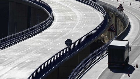 El ministro de Transportes y Movilidad Sostenible, Óscar Puente, preside la puesta en servicio del nuevo viaducto de ‘El Castro’ de la A-6, sentido A Coruña, y la apertura del segundo carril de la calzada sentido Madrid. También asiste el presidente de la Junta de Castilla y León, Alfonso Fernández Mañueco. Fotos: César Sánchez