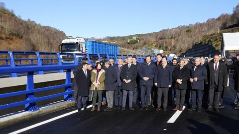 El ministro de Transportes y Movilidad Sostenible, Óscar Puente, preside la puesta en servicio del nuevo viaducto de ‘El Castro’ de la A-6, sentido A Coruña, y la apertura del segundo carril de la calzada sentido Madrid. También asiste el presidente de la Junta de Castilla y León, Alfonso Fernández Mañueco. Fotos: César Sánchez