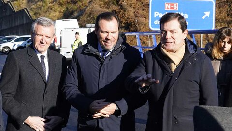 El ministro de Transportes y Movilidad Sostenible, Óscar Puente, preside la puesta en servicio del nuevo viaducto de ‘El Castro’ de la A-6, sentido A Coruña, y la apertura del segundo carril de la calzada sentido Madrid. También asiste el presidente de la Junta de Castilla y León, Alfonso Fernández Mañueco. Fotos: César Sánchez