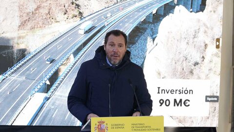 El ministro de Transportes y Movilidad Sostenible, Óscar Puente, preside la puesta en servicio del nuevo viaducto de ‘El Castro’ de la A-6, sentido A Coruña, y la apertura del segundo carril de la calzada sentido Madrid. También asiste el presidente de la Junta de Castilla y León, Alfonso Fernández Mañueco. Fotos: César Sánchez