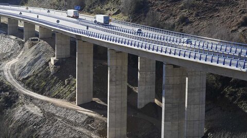 El ministro de Transportes y Movilidad Sostenible, Óscar Puente, preside la puesta en servicio del nuevo viaducto de ‘El Castro’ de la A-6, sentido A Coruña, y la apertura del segundo carril de la calzada sentido Madrid. También asiste el presidente de la Junta de Castilla y León, Alfonso Fernández Mañueco. Fotos: César Sánchez