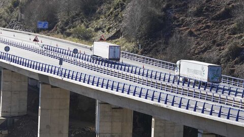 El ministro de Transportes y Movilidad Sostenible, Óscar Puente, preside la puesta en servicio del nuevo viaducto de ‘El Castro’ de la A-6, sentido A Coruña, y la apertura del segundo carril de la calzada sentido Madrid. También asiste el presidente de la Junta de Castilla y León, Alfonso Fernández Mañueco. Fotos: César Sánchez