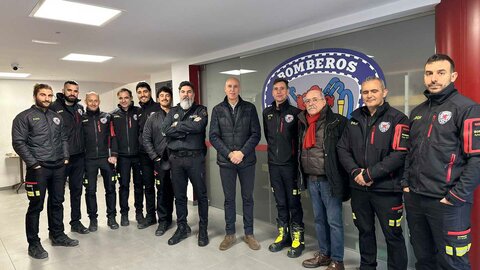 El alcalde de León, José Antonio Diez, ha visitado este martes a los efectivos de Policía Local y Bomberos en el fin de año. Diez ha agradecido el esfuerzo y profesionalidad de quienes forman ambos cuerpos y ha brindado con ellos por un venturoso 2025.