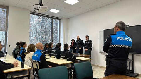 El alcalde de León, José Antonio Diez, ha visitado este martes a los efectivos de Policía Local y Bomberos en el fin de año. Diez ha agradecido el esfuerzo y profesionalidad de quienes forman ambos cuerpos y ha brindado con ellos por un venturoso 2025.