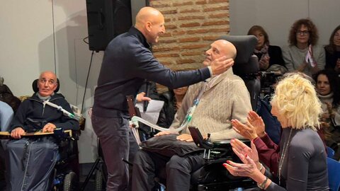 Son las abejas que sonríen a Urbano, que le apoyan y que le dan fuerza en su lucha. El leonés Urbano González ha realizado una multitudinaria presentación del libro 'La abeja que enfermó de ELA', un cuento ilustrado para recaudar fondos y concienciar sobre esta enfermedad.