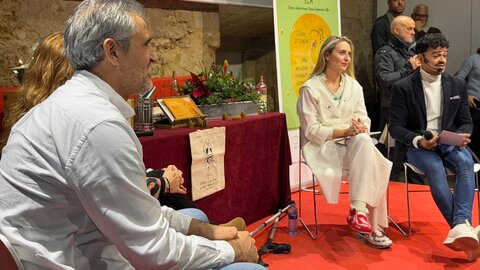 Son las abejas que sonríen a Urbano, que le apoyan y que le dan fuerza en su lucha. El leonés Urbano González ha realizado una multitudinaria presentación del libro 'La abeja que enfermó de ELA', un cuento ilustrado para recaudar fondos y concienciar sobre esta enfermedad.