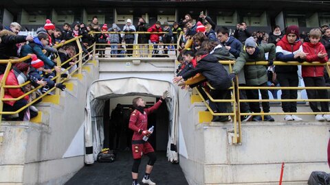 El equipo blanco abre las puertas de su entrenamiento, visita a los niños ingresados en el Hospital de León y realiza la recogida solidaria en ELeclerc. Fotos: CyD Leonesa