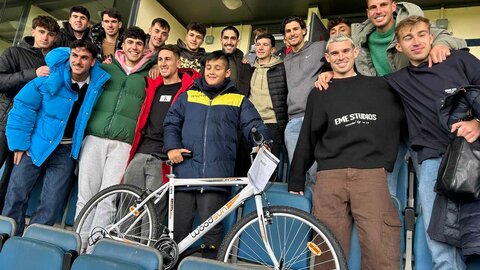 El equipo blanco abre las puertas de su entrenamiento, visita a los niños ingresados en el Hospital de León y realiza la recogida solidaria en ELeclerc. Fotos: CyD Leonesa