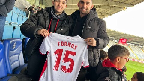 El equipo blanco abre las puertas de su entrenamiento, visita a los niños ingresados en el Hospital de León y realiza la recogida solidaria en ELeclerc. Fotos: CyD Leonesa