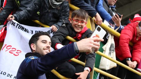 El equipo blanco abre las puertas de su entrenamiento, visita a los niños ingresados en el Hospital de León y realiza la recogida solidaria en ELeclerc. Fotos: CyD Leonesa