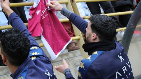 El equipo blanco abre las puertas de su entrenamiento, visita a los niños ingresados en el Hospital de León y realiza la recogida solidaria en ELeclerc. Fotos: CyD Leonesa