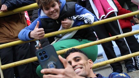 El equipo blanco abre las puertas de su entrenamiento, visita a los niños ingresados en el Hospital de León y realiza la recogida solidaria en ELeclerc. Fotos: CyD Leonesa