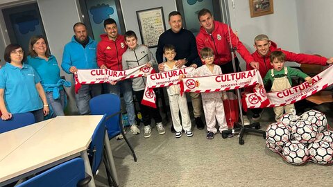 El equipo blanco abre las puertas de su entrenamiento, visita a los niños ingresados en el Hospital de León y realiza la recogida solidaria en ELeclerc. Fotos: CyD Leonesa