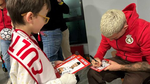 El equipo blanco abre las puertas de su entrenamiento, visita a los niños ingresados en el Hospital de León y realiza la recogida solidaria en ELeclerc. Fotos: CyD Leonesa