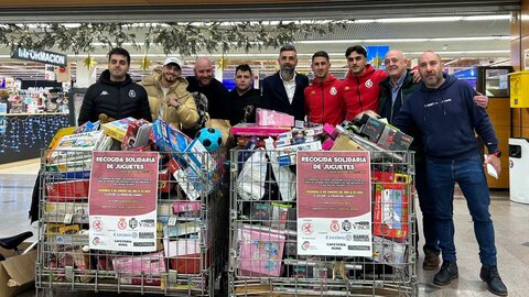 El equipo blanco abre las puertas de su entrenamiento, visita a los niños ingresados en el Hospital de León y realiza la recogida solidaria en ELeclerc. Fotos: CyD Leonesa