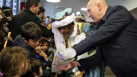 Los Reyes Magos y toda su comitiva llegaron este domingo a la estación de Adif de León a bordo de un tren de la serie 449 fletado especialmente para la ocasión. Numerosos niños acompañados de padres y abuelos acudieron a recibir a sus majestades, al igual que el alcalde, José Antonio Diez, que esperó a Melchor, Gaspar y Baltasar a pie de andén. Fotos: Peio García