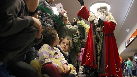 Los Reyes Magos y toda su comitiva llegaron este domingo a la estación de Adif de León a bordo de un tren de la serie 449 fletado especialmente para la ocasión. Numerosos niños acompañados de padres y abuelos acudieron a recibir a sus majestades, al igual que el alcalde, José Antonio Diez, que esperó a Melchor, Gaspar y Baltasar a pie de andén. Fotos: Peio García