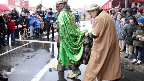 Los Reyes Magos y toda su comitiva llegaron este domingo a la estación de Adif de León a bordo de un tren de la serie 449 fletado especialmente para la ocasión. Numerosos niños acompañados de padres y abuelos acudieron a recibir a sus majestades, al igual que el alcalde, José Antonio Diez, que esperó a Melchor, Gaspar y Baltasar a pie de andén. Fotos: Peio García