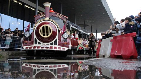 Los Reyes Magos y toda su comitiva llegaron este domingo a la estación de Adif de León a bordo de un tren de la serie 449 fletado especialmente para la ocasión. Numerosos niños acompañados de padres y abuelos acudieron a recibir a sus majestades, al igual que el alcalde, José Antonio Diez, que esperó a Melchor, Gaspar y Baltasar a pie de andén. Fotos: Peio García