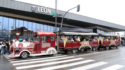 Los Reyes Magos y toda su comitiva llegaron este domingo a la estación de Adif de León a bordo de un tren de la serie 449 fletado especialmente para la ocasión. Numerosos niños acompañados de padres y abuelos acudieron a recibir a sus majestades, al igual que el alcalde, José Antonio Diez, que esperó a Melchor, Gaspar y Baltasar a pie de andén. Fotos: Peio García