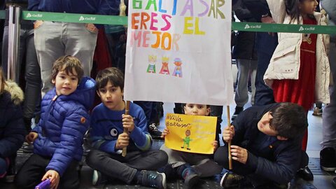 Los Reyes Magos y toda su comitiva llegaron este domingo a la estación de Adif de León a bordo de un tren de la serie 449 fletado especialmente para la ocasión. Numerosos niños acompañados de padres y abuelos acudieron a recibir a sus majestades, al igual que el alcalde, José Antonio Diez, que esperó a Melchor, Gaspar y Baltasar a pie de andén. Fotos: Peio García