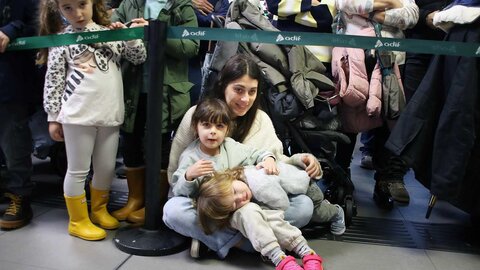 Los Reyes Magos y toda su comitiva llegaron este domingo a la estación de Adif de León a bordo de un tren de la serie 449 fletado especialmente para la ocasión. Numerosos niños acompañados de padres y abuelos acudieron a recibir a sus majestades, al igual que el alcalde, José Antonio Diez, que esperó a Melchor, Gaspar y Baltasar a pie de andén. Fotos: Peio García