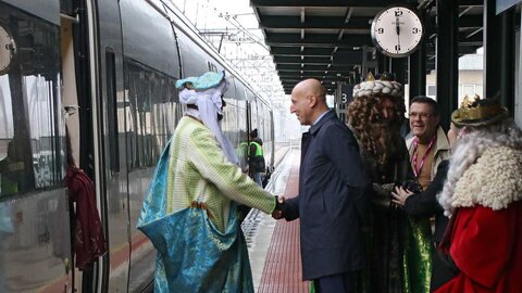 Los Reyes Magos y toda su comitiva llegaron este domingo a la estación de Adif de León a bordo de un tren de la serie 449 fletado especialmente para la ocasión. Numerosos niños acompañados de padres y abuelos acudieron a recibir a sus majestades, al igual que el alcalde, José Antonio Diez, que esperó a Melchor, Gaspar y Baltasar a pie de andén. Fotos: Peio García