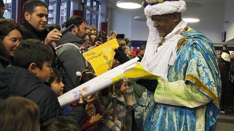 Los Reyes Magos y toda su comitiva llegaron este domingo a la estación de Adif de León a bordo de un tren de la serie 449 fletado especialmente para la ocasión. Numerosos niños acompañados de padres y abuelos acudieron a recibir a sus majestades, al igual que el alcalde, José Antonio Diez, que esperó a Melchor, Gaspar y Baltasar a pie de andén. Fotos: Peio García