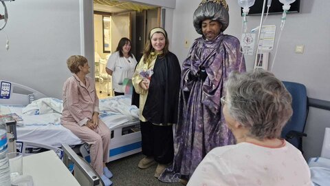 Los Reyes Magos visitan a niños y mayores ingresados en el Hospital El Bierzo.