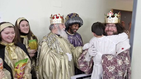 Los Reyes Magos visitan a niños y mayores ingresados en el Hospital El Bierzo.