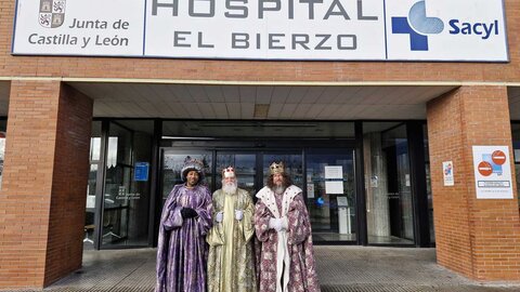 Los Reyes Magos visitan a niños y mayores ingresados en el Hospital El Bierzo.